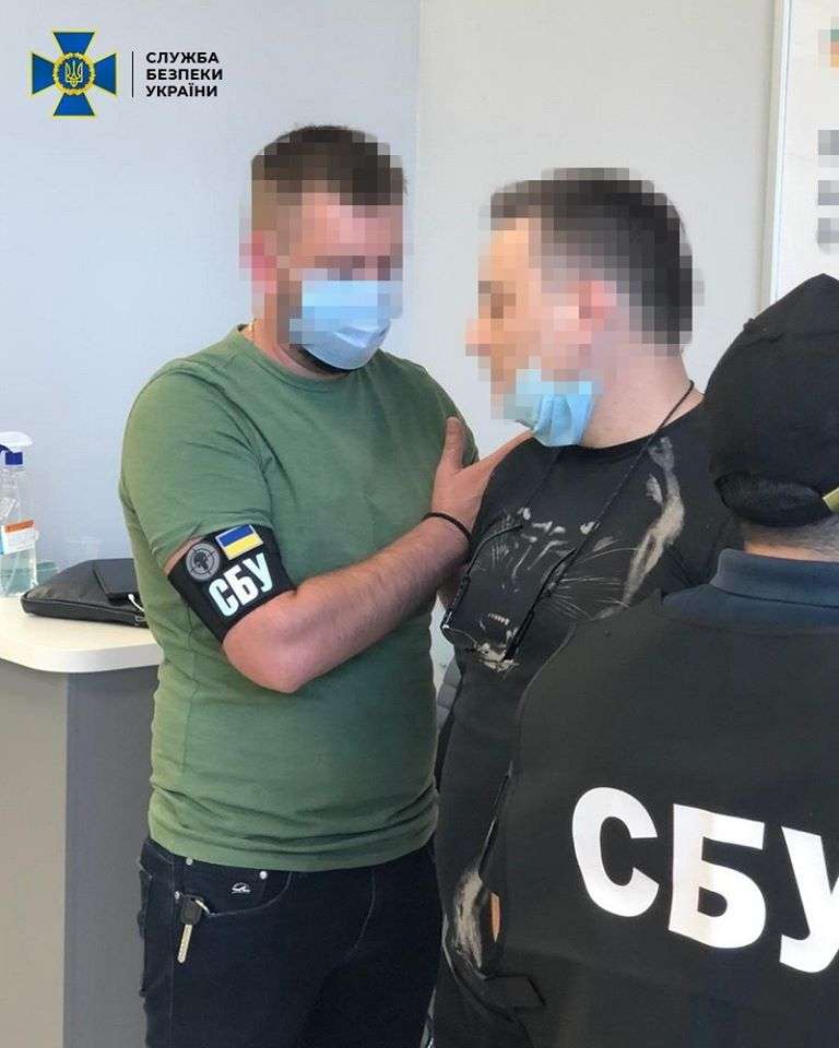 1 млн грн хабаря за маски для військових: СБУ затримала посадовців Медичних сил ЗСУ (фото)