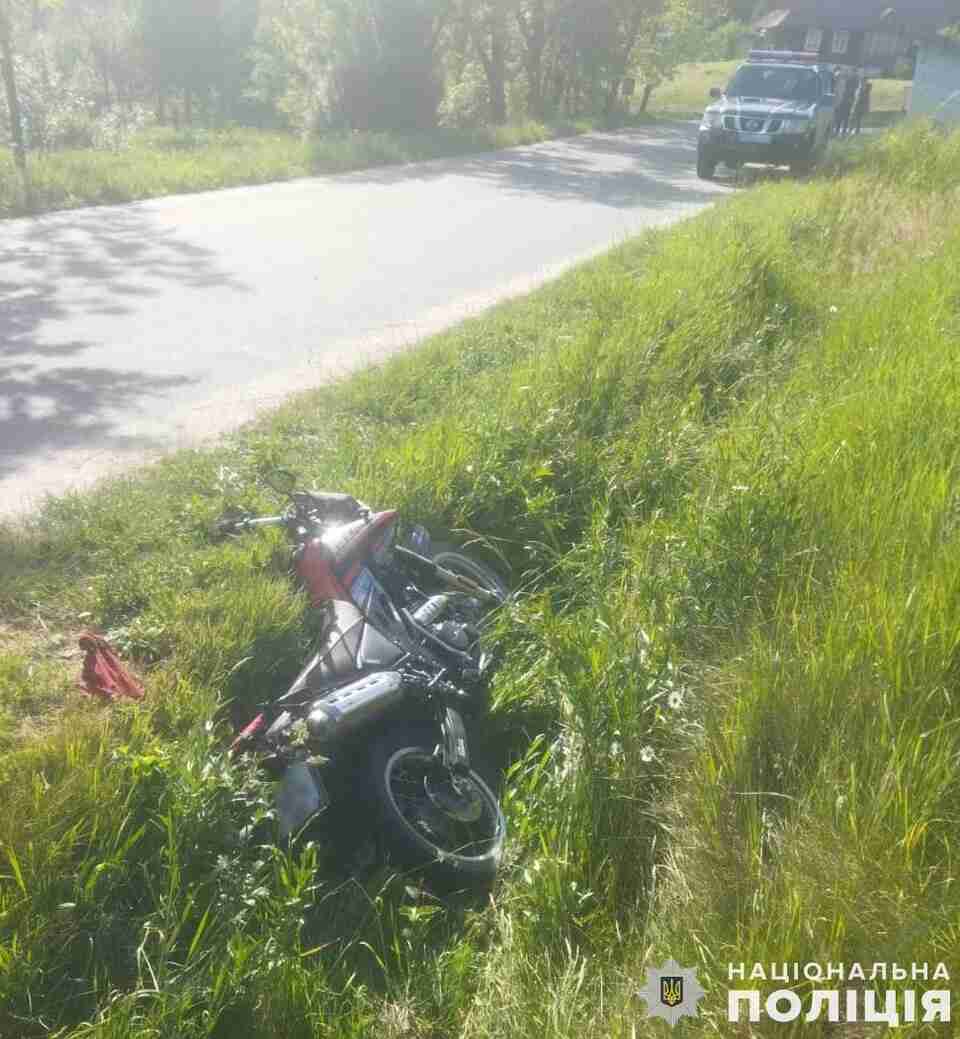 15-річний мотоцикліст з пасажиркою-одноліткою злетіли з дороги на бетонну конструкцію на Львівщині (ФОТО)