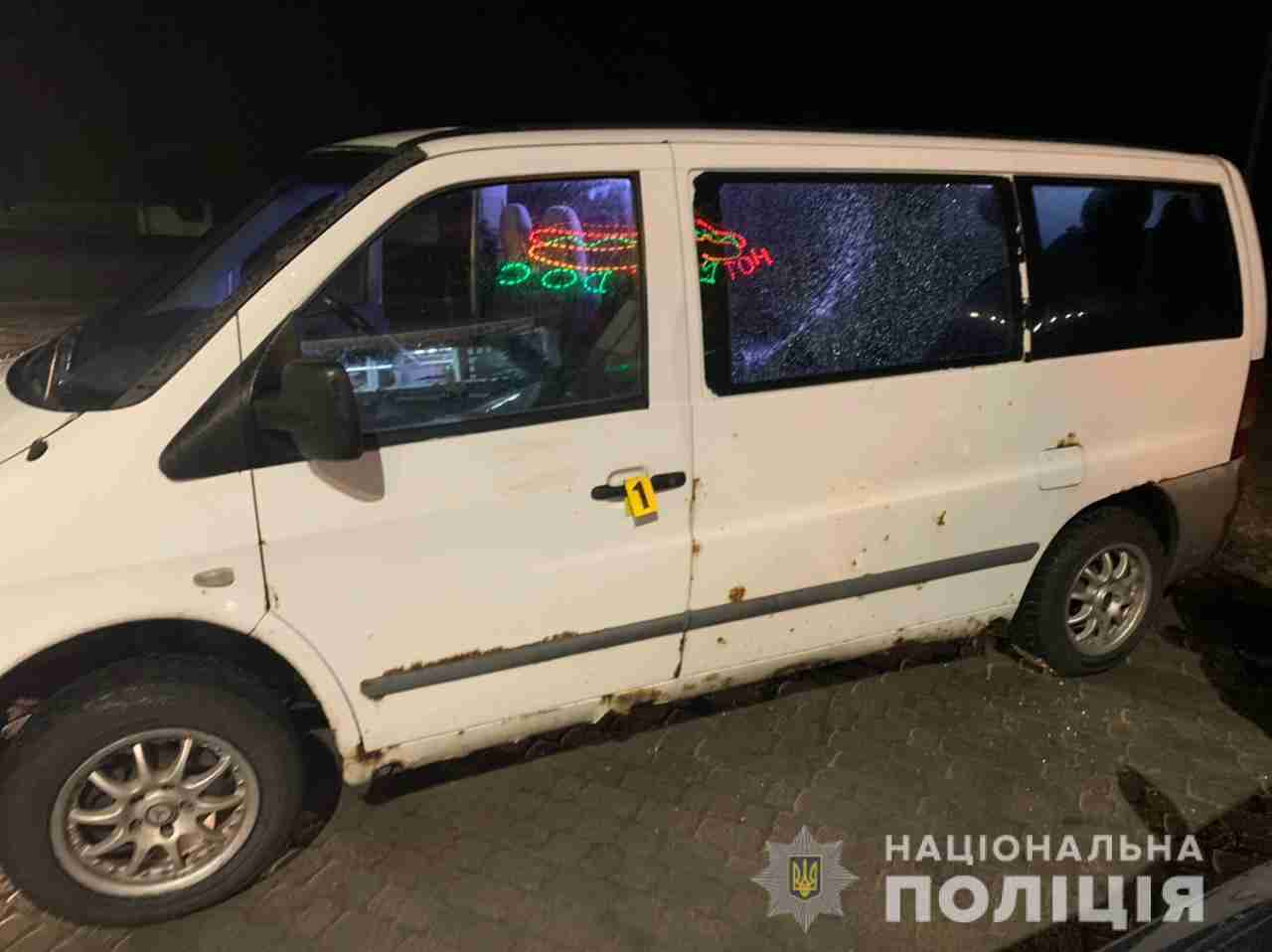 20-річний молодик обстріляв мікроавтобус з людьми на Львівщині