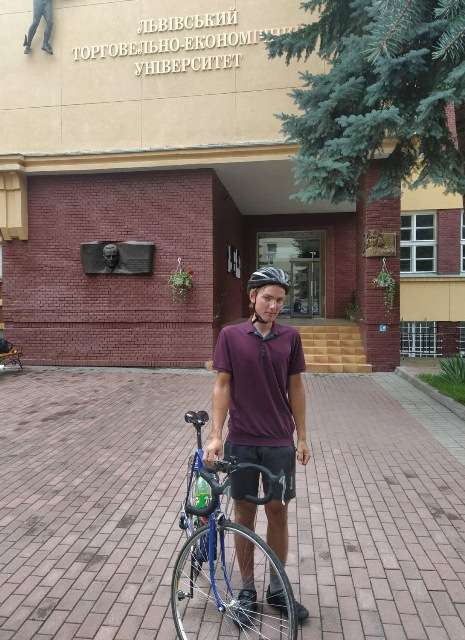 Абітурієнт з Черкащини проїхав понад 700 кілометрів велосипедом, щоб вступити до львівського університету (фото)