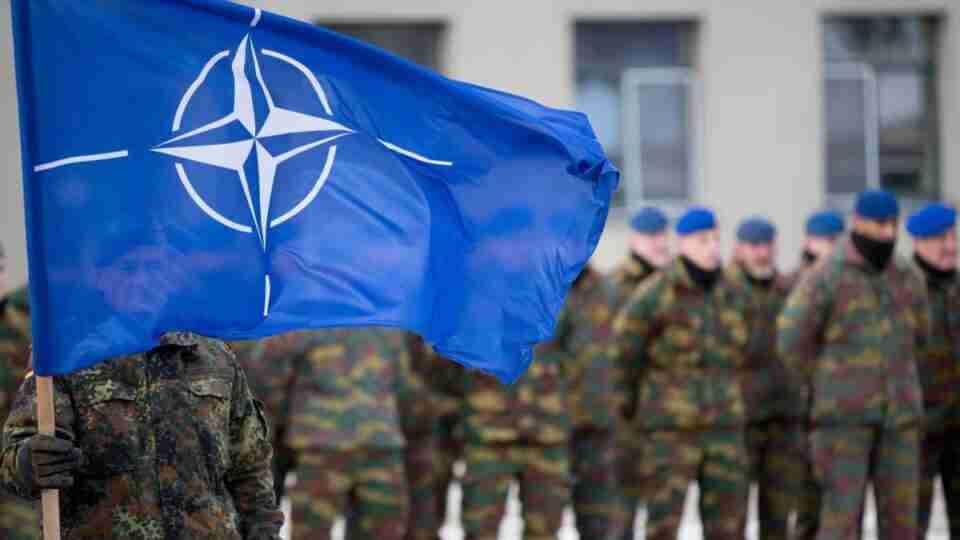 Адмірал НАТО заявив, що європейцям варто мати вдома радіо та ліхтарики