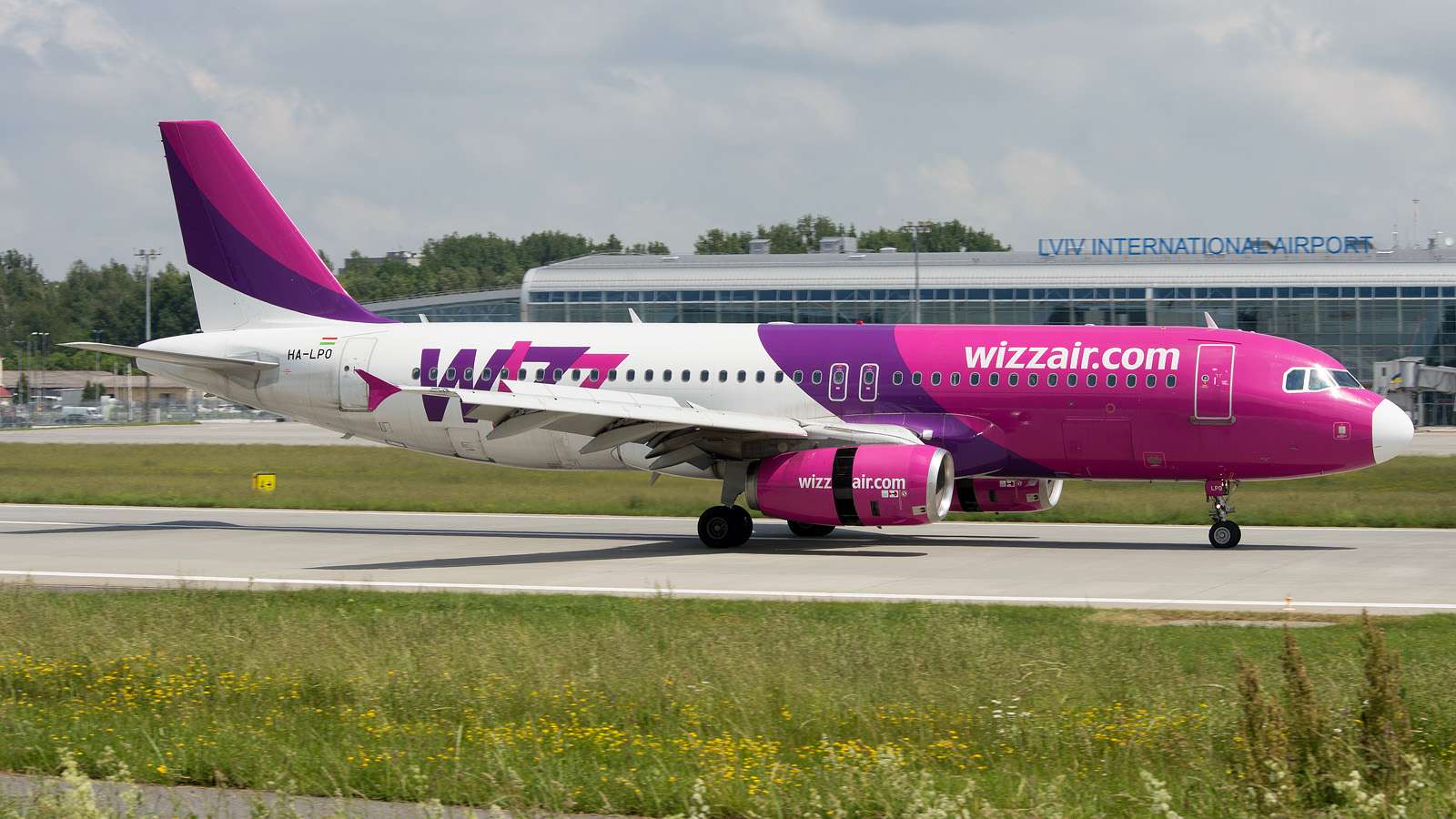 Wizzair москва. Wizz Air авиакомпания самолет. Венгерская авиакомпания Wizz Air. Wizz Air Abu Dhabi авиакомпания. Wizz Air Malta самолеты.