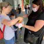 Активісти «ВАРТИ» дарували львів’янам екоторбинки за відмову від поліетилену