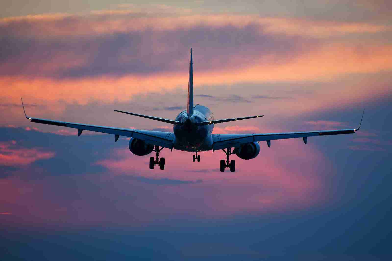 Авіакомпанії призупиняють продаж квитків на вильоти з України