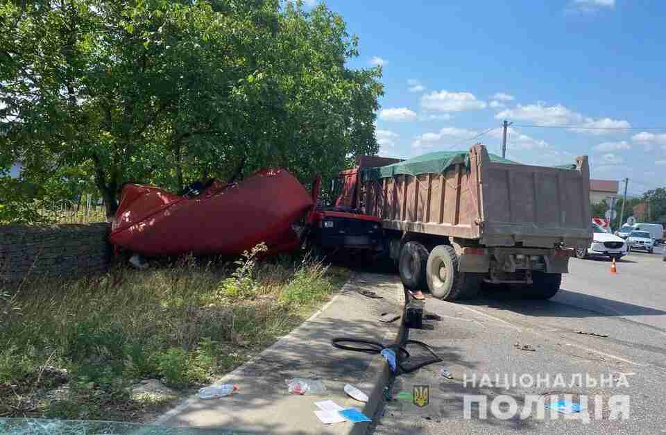 Авто розірвало: у ДТП на Буковині травмувалися львів’яни (ФОТО)