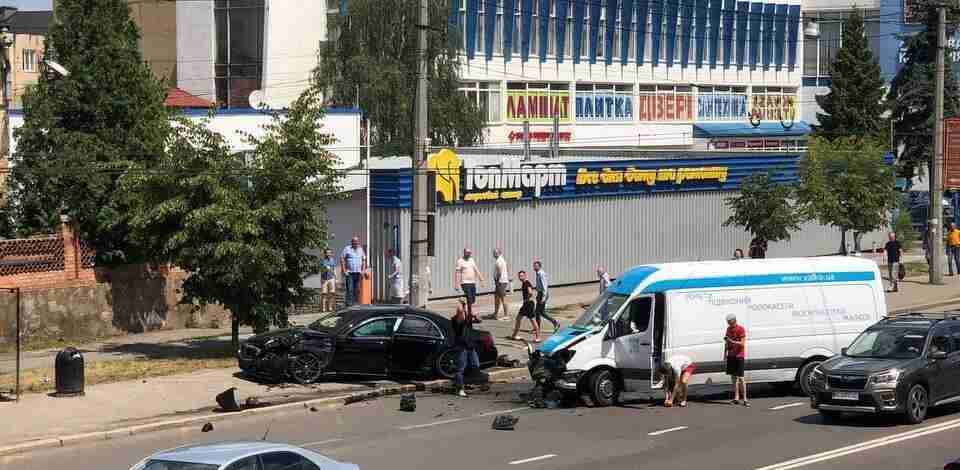 Авто викинуло на тротуар: у Львові відбулася ДТП