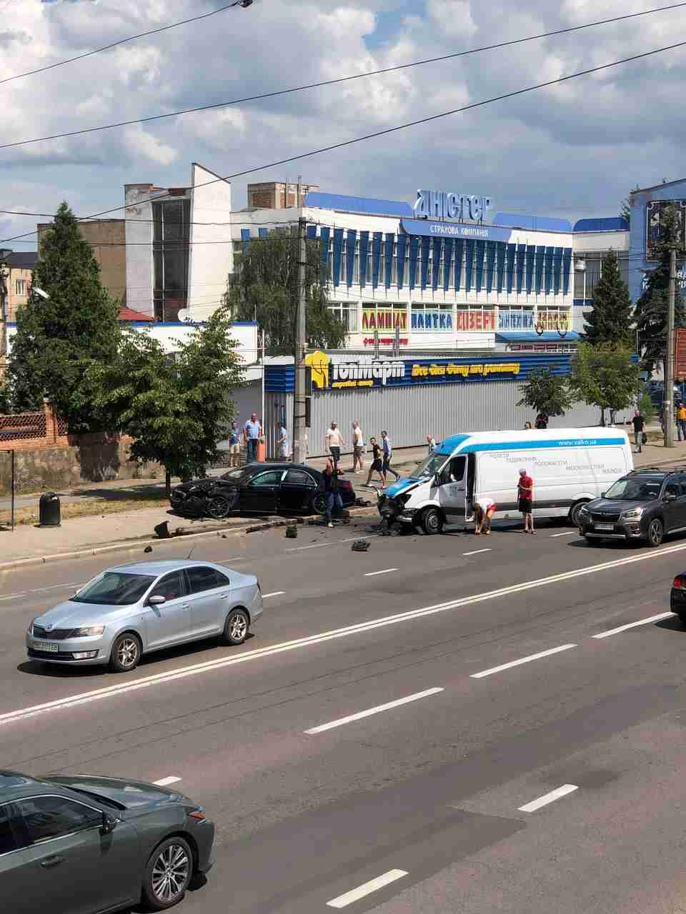 Авто викинуло на тротуар: у Львові відбулася ДТП