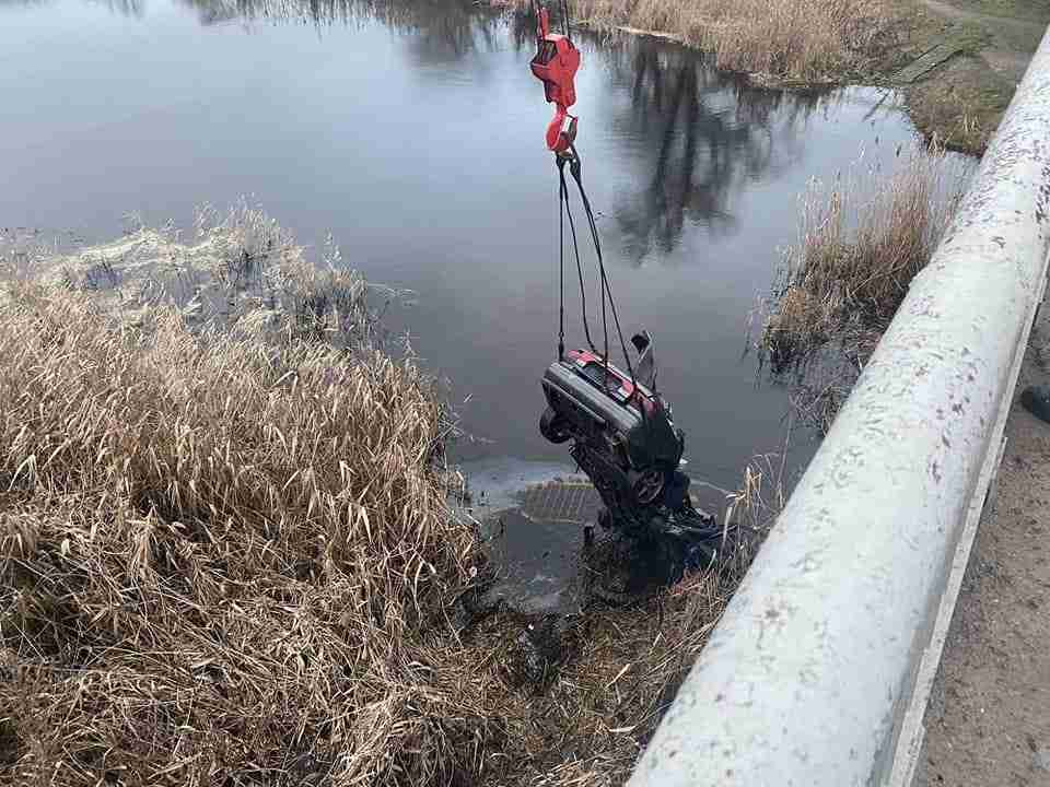 Авто злетіло з моста в річку: у трагічній ДТП потонули пасажири з маленькими дітьми (ФОТО)