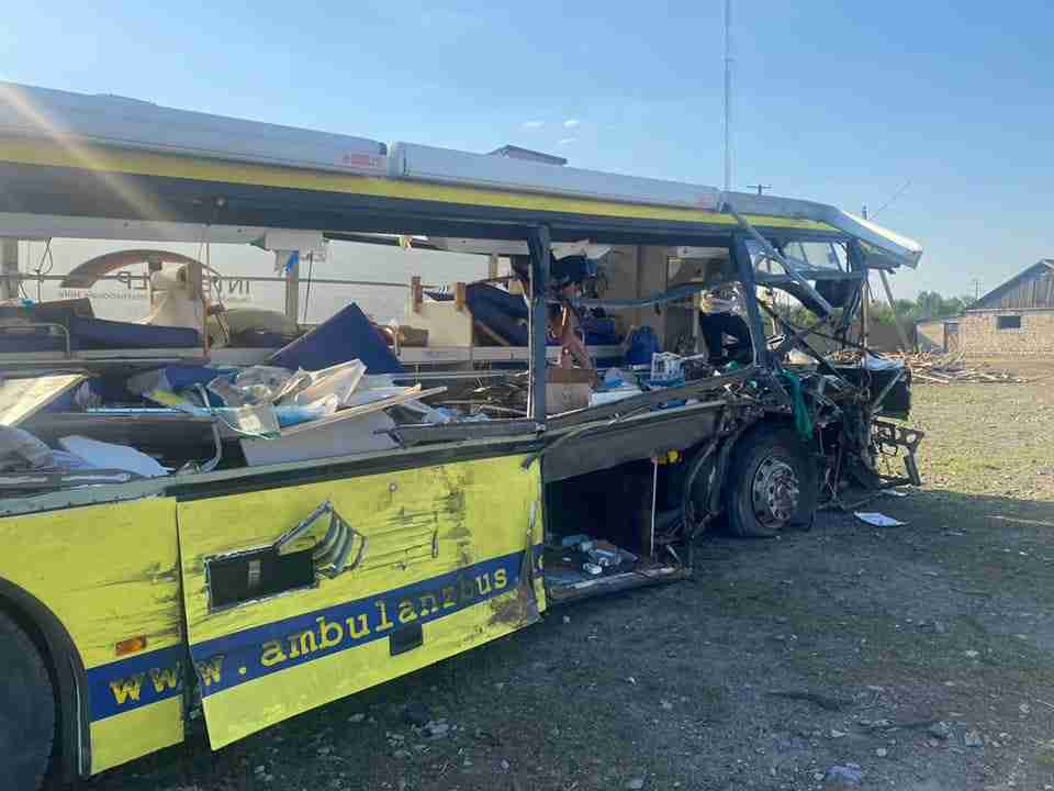 Автобус медичного батальйону зіткнувся з військовою вантажівкою: багато медиків постраждало, є загибла
