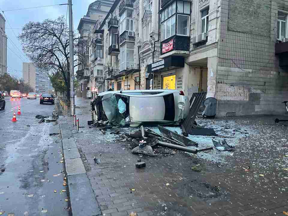 Автомобіль збив людей на тротуарі та перекинувся: моторошна ДТП в Києві (ФОТО)