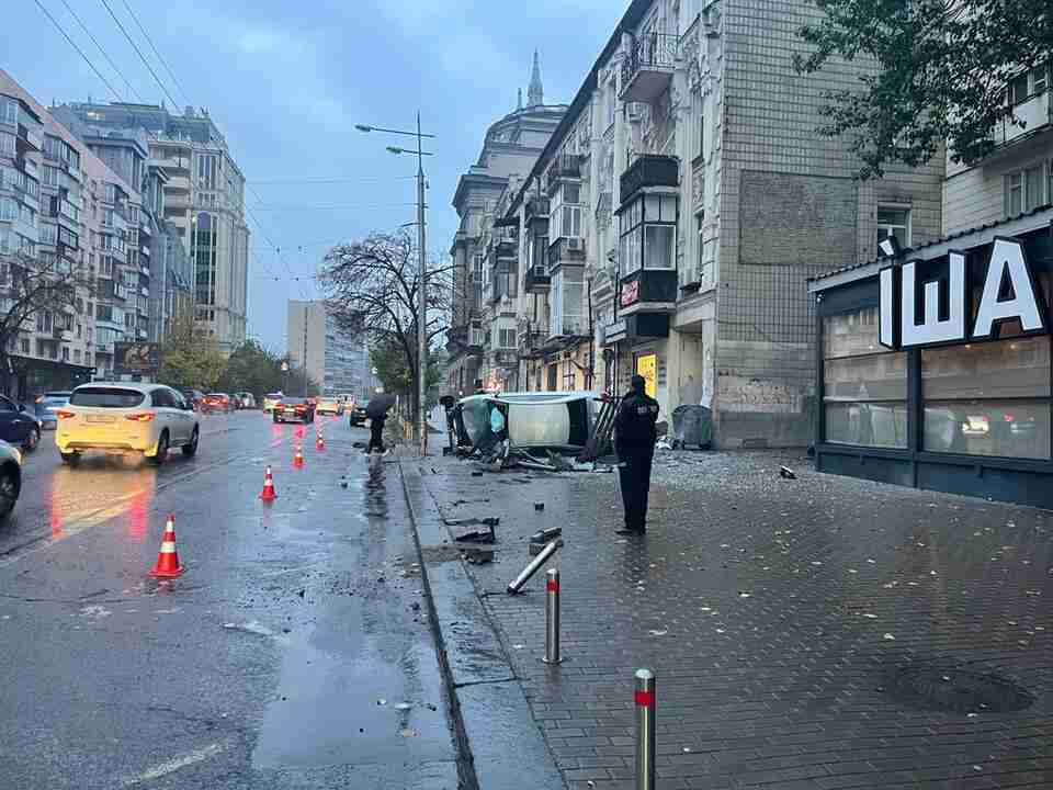 Автомобіль збив людей на тротуарі та перекинувся: моторошна ДТП в Києві (ФОТО)