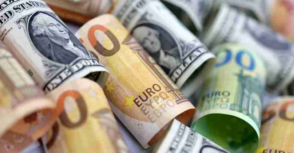 Банки готуються переписувати вартість долара: новий прогноз курсу валют