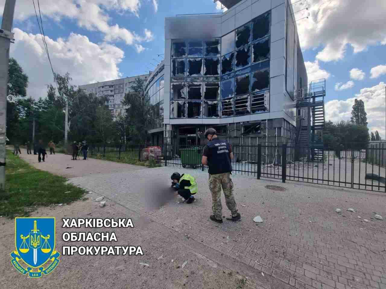 Батько читав молитву над тілом сина: наслідки російського обстрілу Харкова (ФОТО)