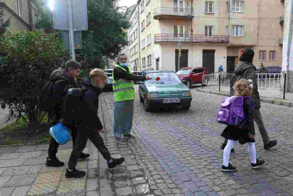 Батькам: біля львівських шкіл працюють волонтери, які переводять дітей через дорогу (ПЕРЕЛІК МІСЦЬ)