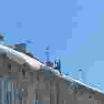 Без жодної страхівки, на голови та авто: як у Львові очищають дахи від снігу (фото, відео)