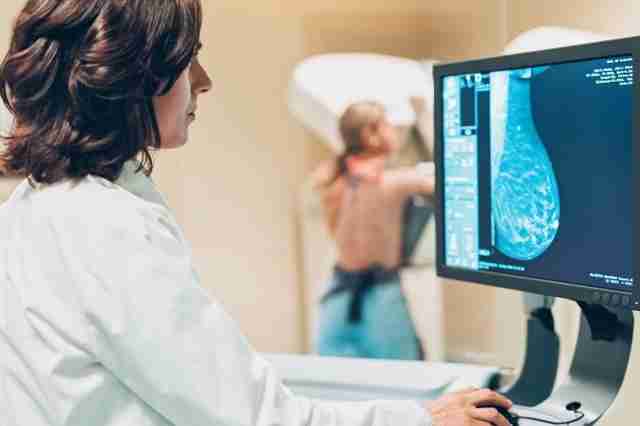 Безкоштовно і у вихідний: у Львові жінок запрошують зробити скринінгову мамографію