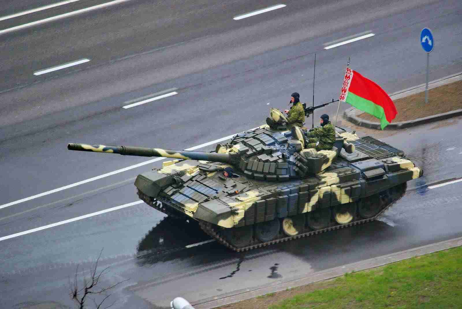 Білорусь знімає зі зберігання свої танки і може передати їх росії