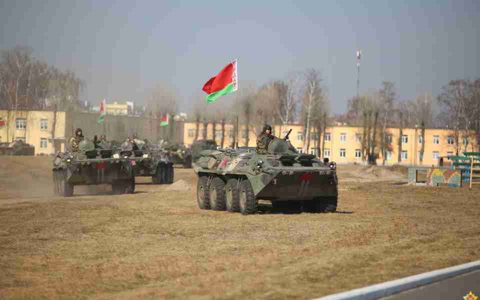 Білорусь знову подовжила військові тренування біля кордону України: графік навчань