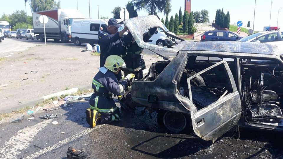 Біля Дубно зіткнулись три автівки, одна загорілась: шестеро травмованих (фото)