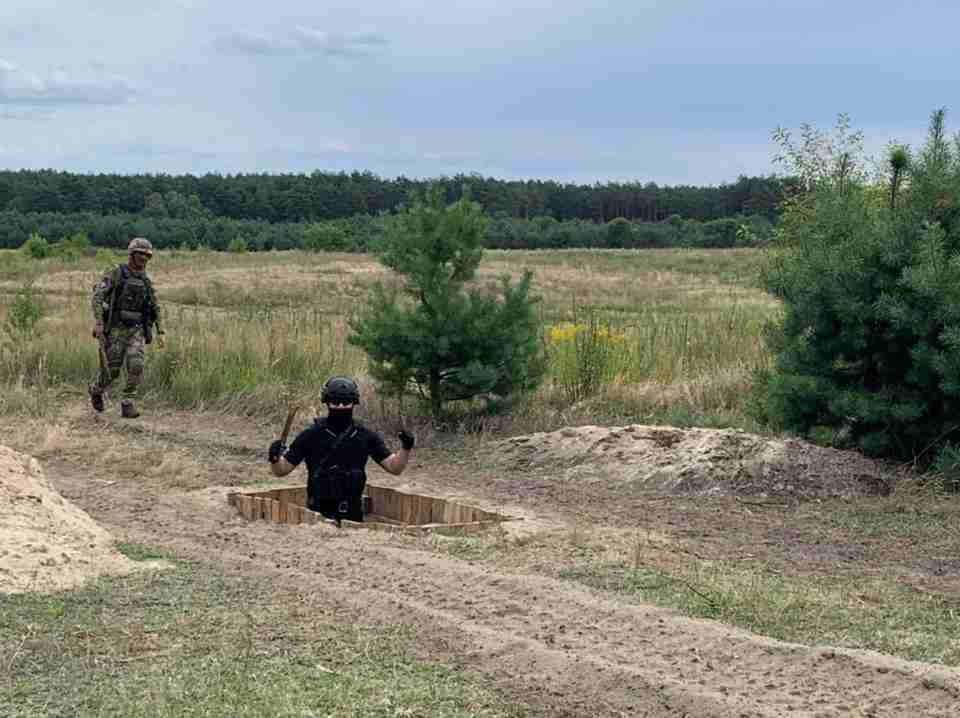 Біля кордону з білоруссю українські правоохоронці та військові відпрацьовують мінування територій (ФОТО)