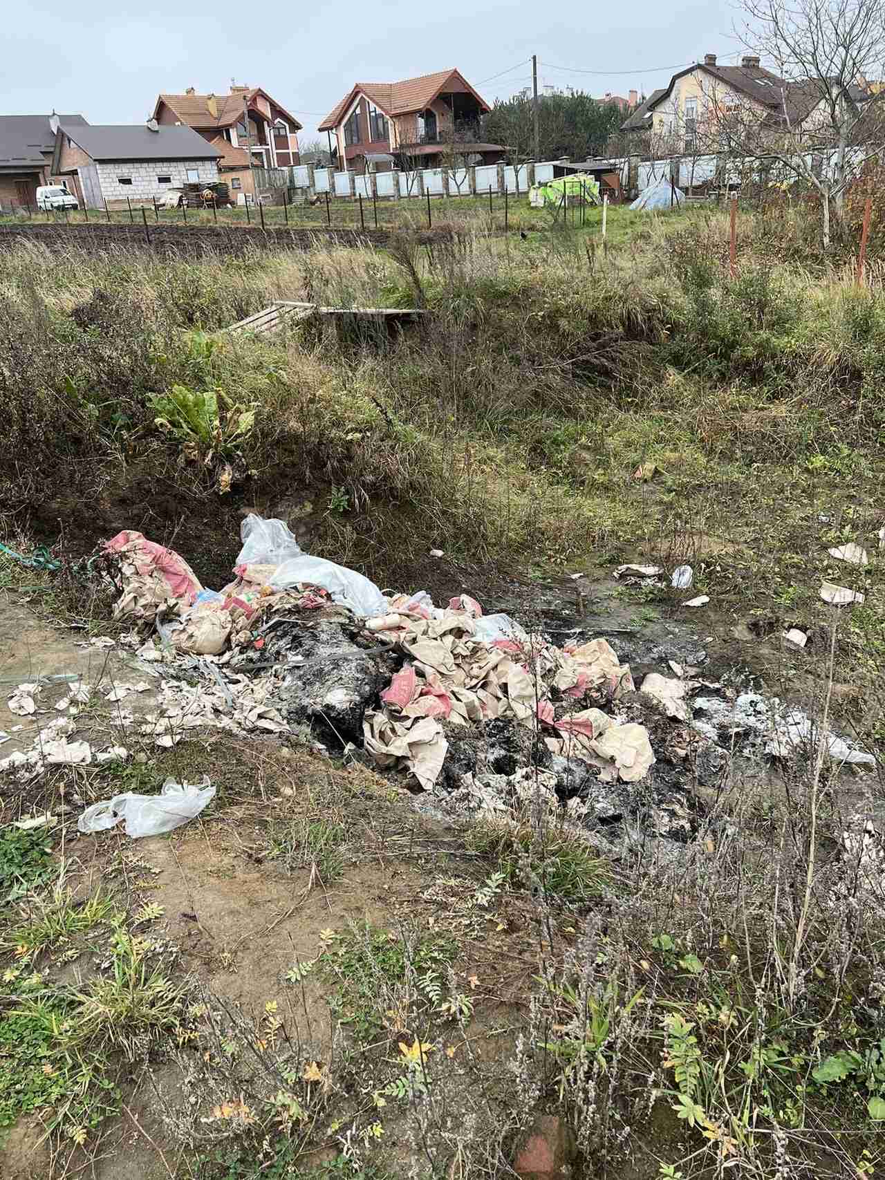 Біля Львова виявили несанкціоноване сміттєзвалище (ФОТО)
