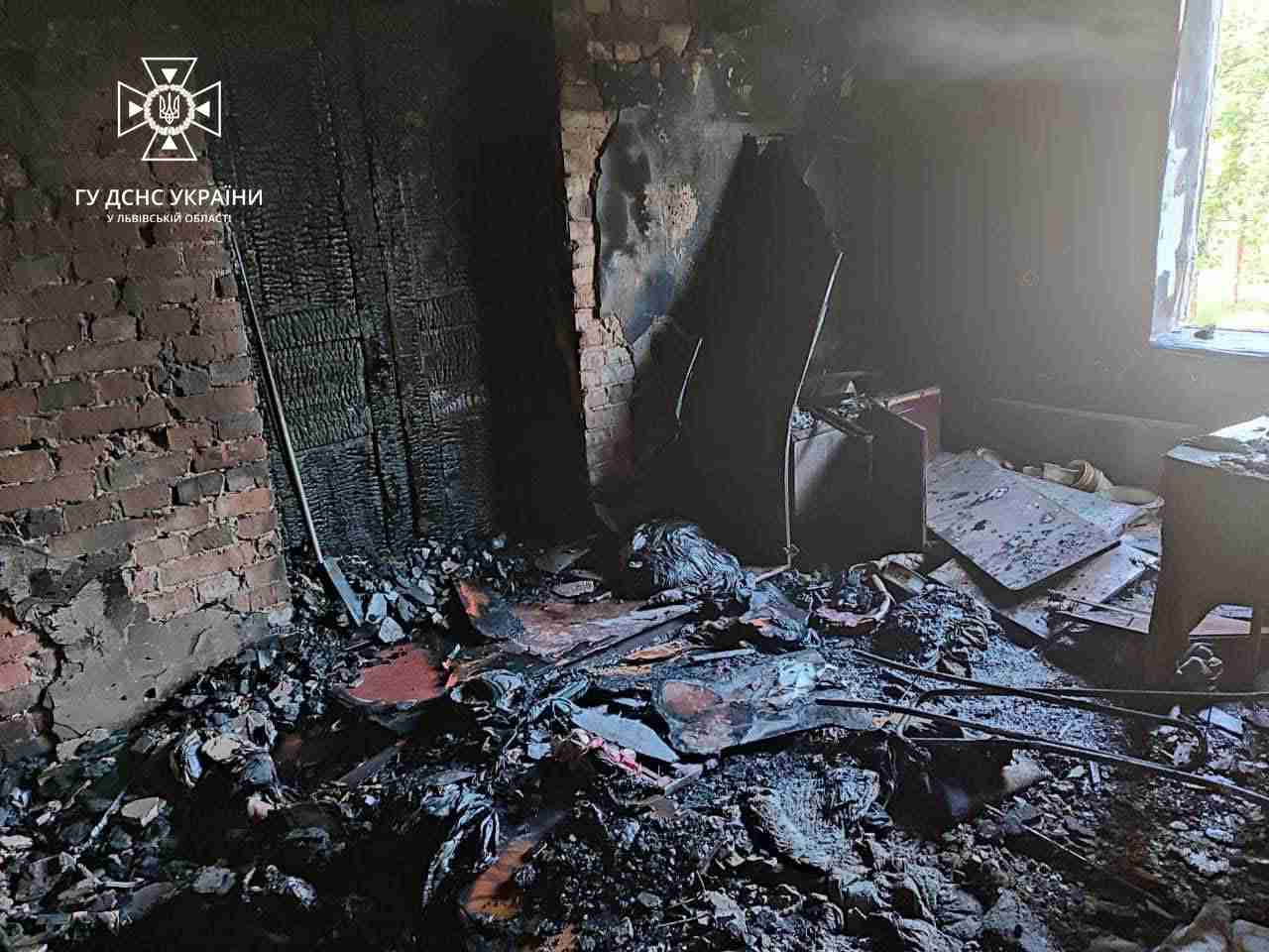 Біля Львова вранці гасили масштабну пожежу у житловому будинку (ФОТО)
