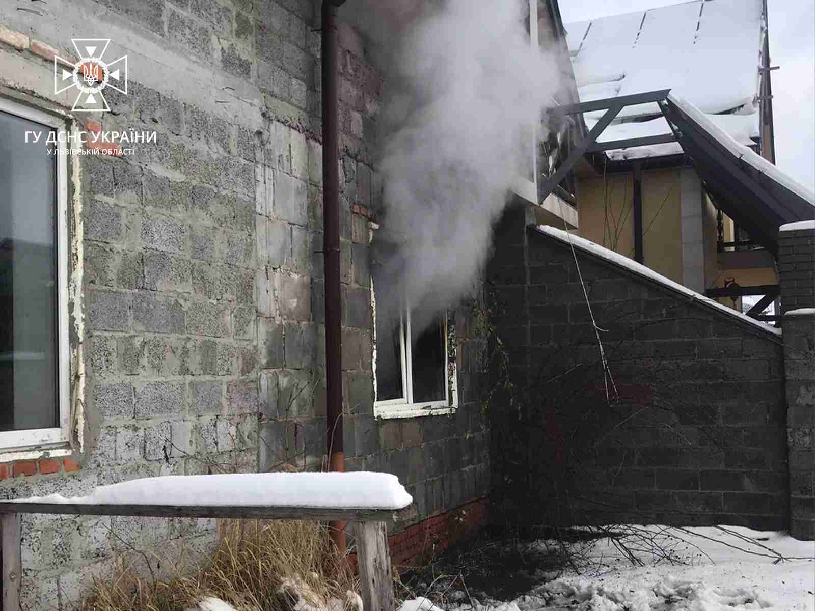 Біля Львова з палаючого будинку врятували людину (ФОТО)