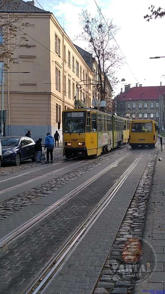 Біля Лялькового театру трамвай збив жінку (фото)