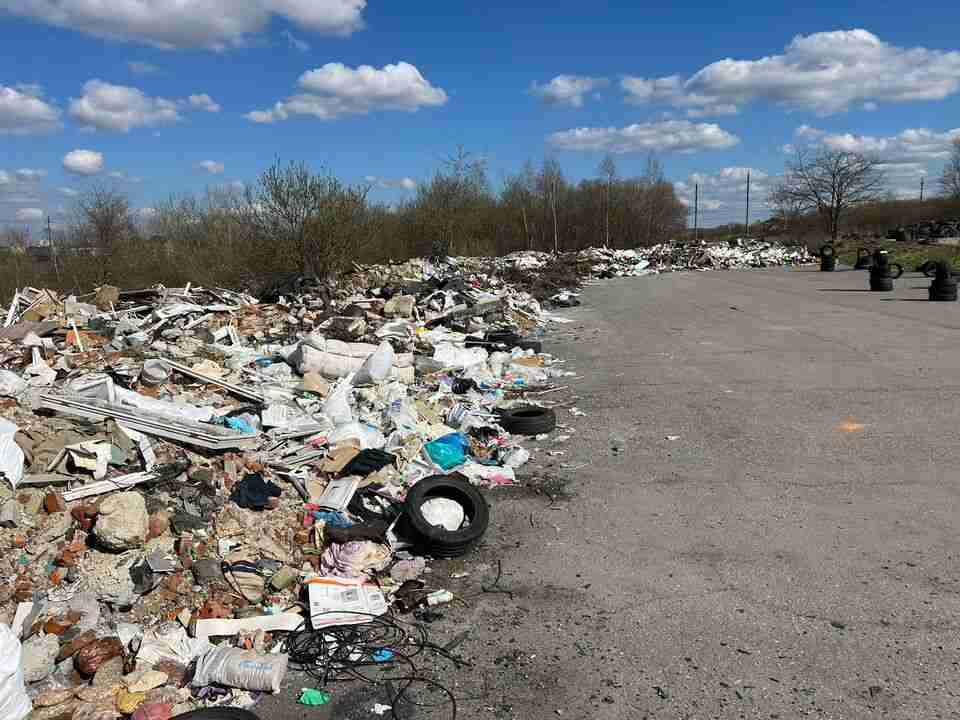 Біля стадіону «Арена - Львів» невідомі облаштували велике сміттєзвалище будівельних відходів (ФОТО)