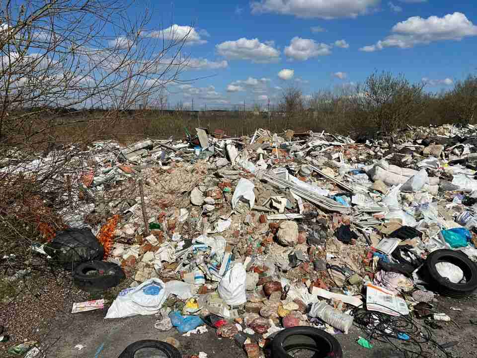 Біля стадіону «Арена - Львів» невідомі облаштували велике сміттєзвалище будівельних відходів (ФОТО)