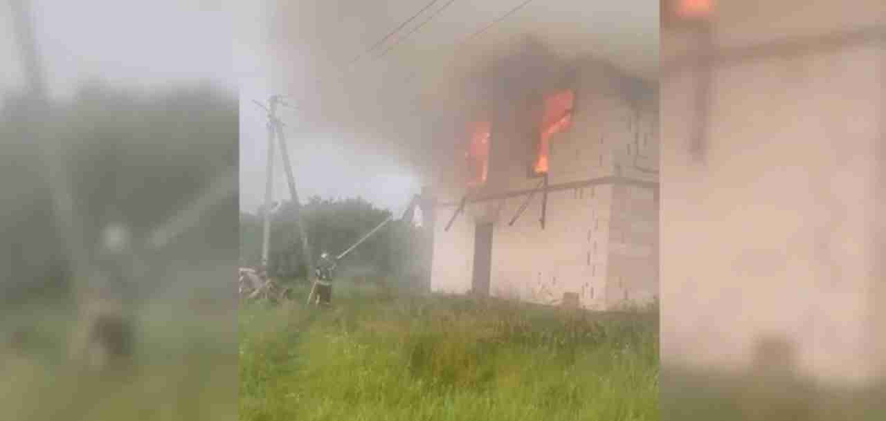 Блискавка влучила у житловий будинок на Київщині: зайнялася велика пожежа (ВІДЕО)