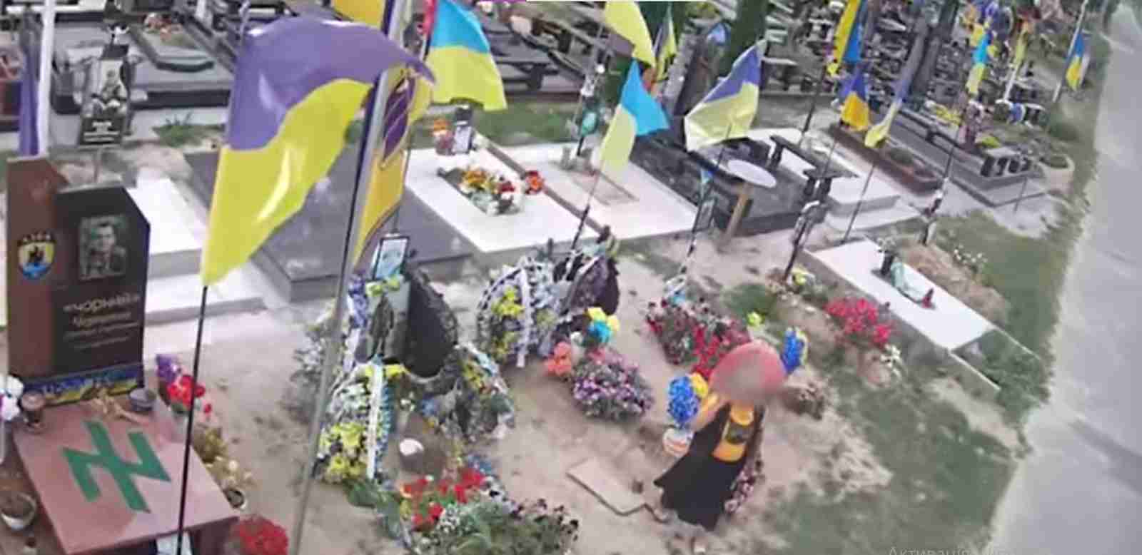 «Бо квіти дуже гарні»: на Київщині дві жінки забрали вазони з могил загиблих військових (ВІДЕО)