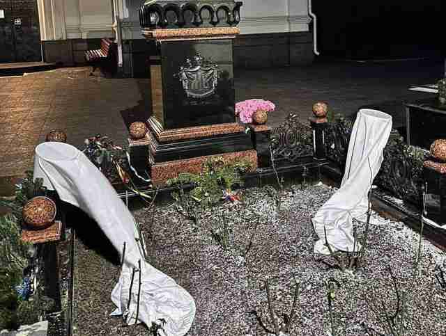 «Бороду не спали»: у Лаврі під керівництвом «Паші Мерседеса» на могилі спалили два клобуки (ВІДЕО)