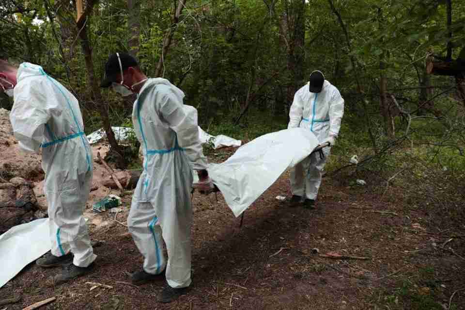 «Були зв’язані руки та простріляні коліна»: біля Бучі виявили ще одну братську могилу (ФОТО)