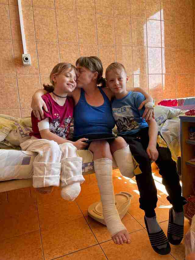 «Була кров, а ніг не було»: у Львові маму і сестру, які залишились без ніг внаслідок обстрілу Краматорська доглядає маленький хлопчик (ФОТО)
