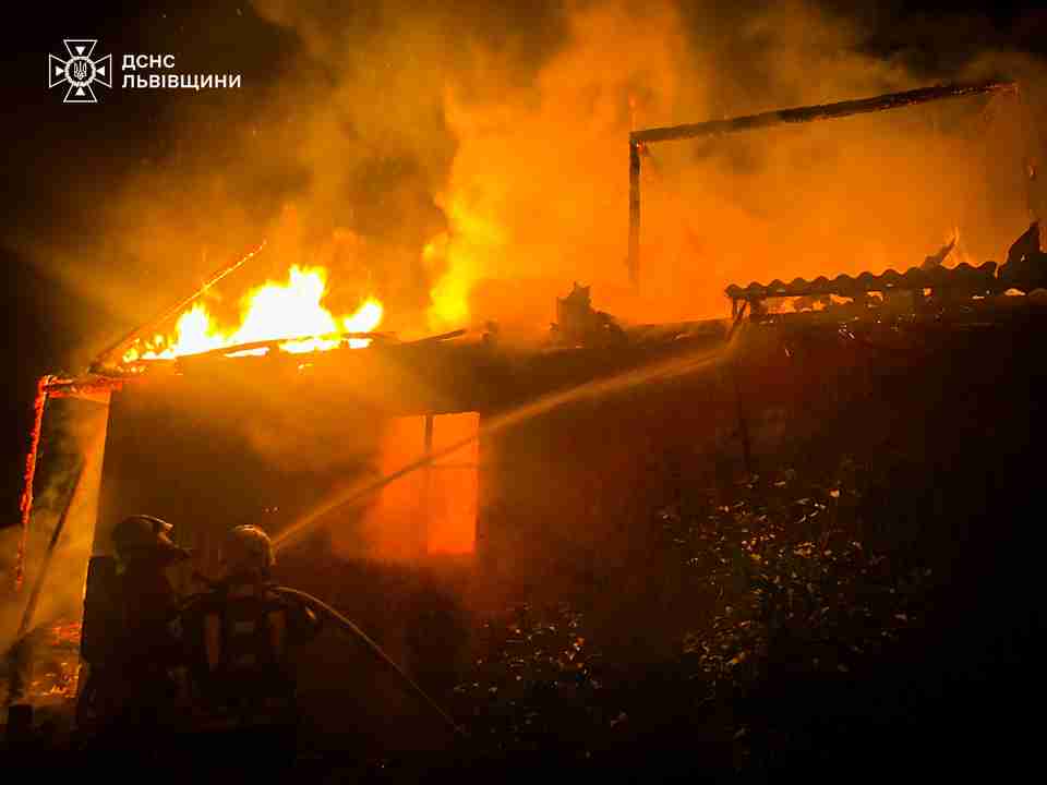 Був повністю охоплений вогнем: на Львівщині горів житловий будинок (ФОТО)