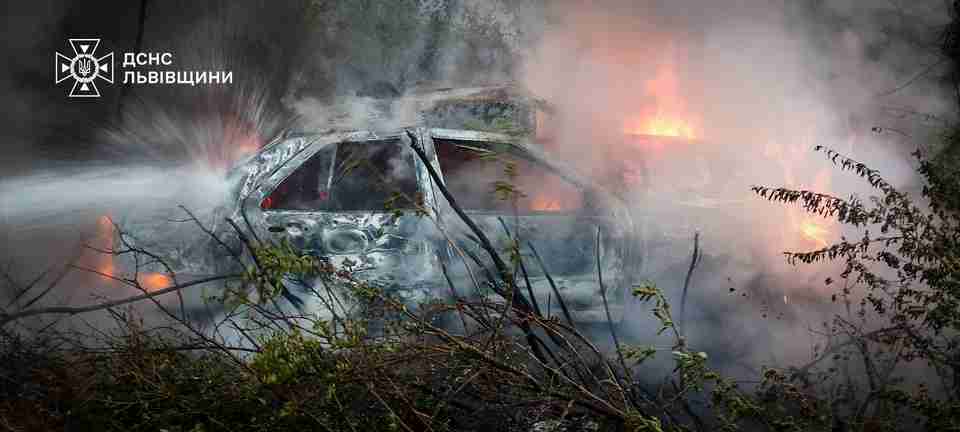 Був повністю охоплений вогнем: на Львівщині вщент згорів автомобіль (ФОТО)