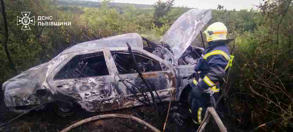 Був повністю охоплений вогнем: на Львівщині вщент згорів автомобіль (ФОТО)