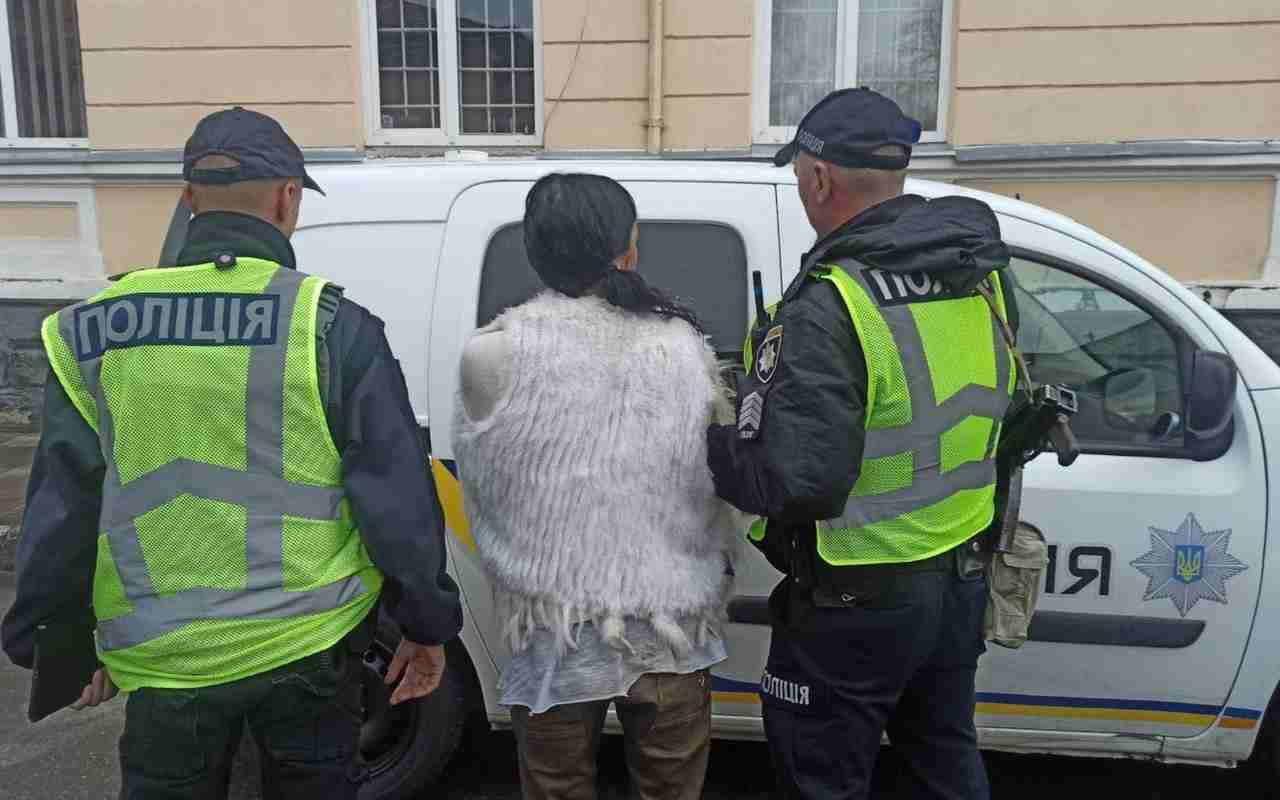 Буйна п'яна водійка на Львівщині вчинила ДТП і напала з мачете на авто поліцейських