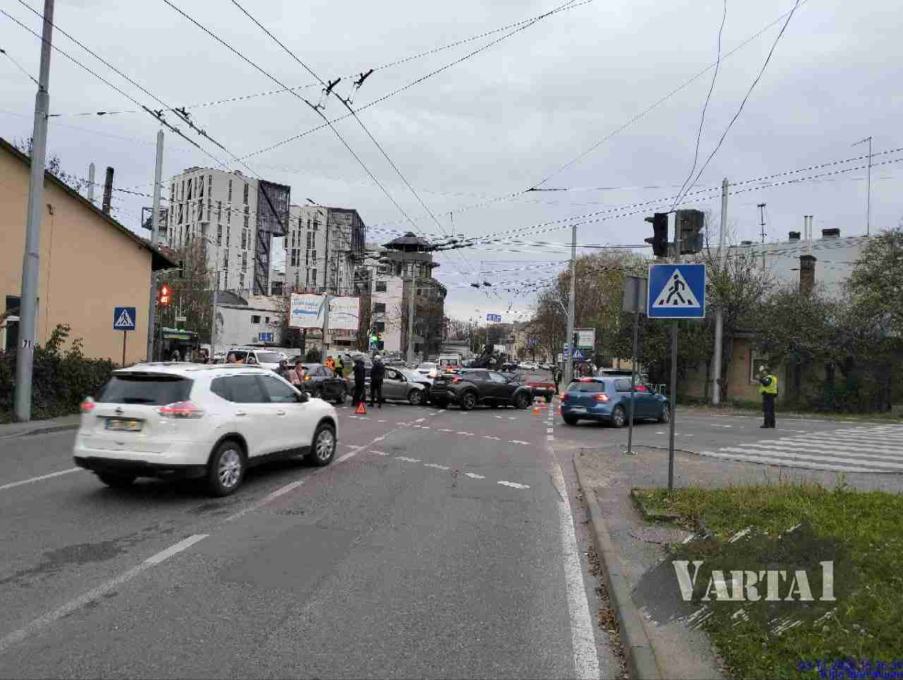 Через ДТП з потерпілим на одному із перехресть у Львові, утворилося значне ускладнення у русі