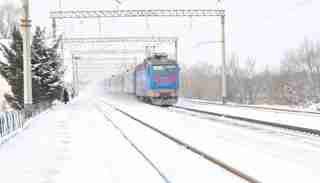 Через квітневі снігопади на Львівщині низка поїздів прибуде з запізненням
