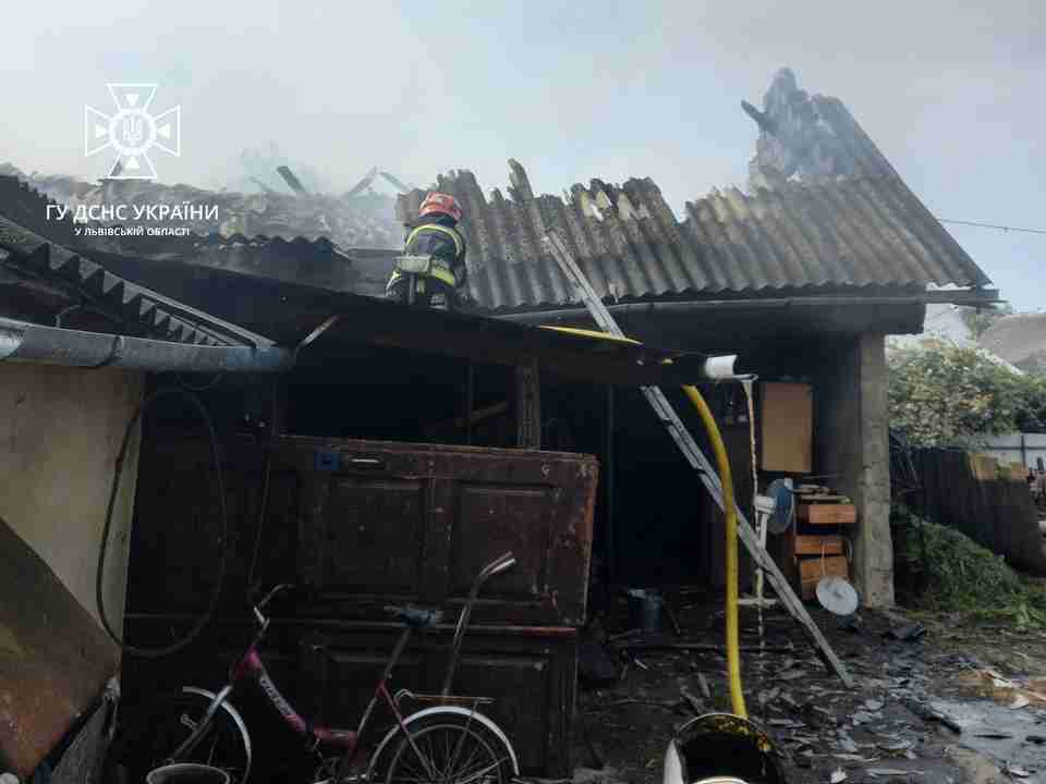 Через пожежу на Львівщині, мало не загорілися кілька житлових будинків та господарська будівля
