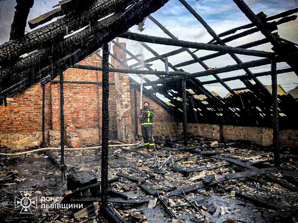 Через пожежу у житловому будинку на Львівщині, ледь не спалахнули поруч розташовані будівлі