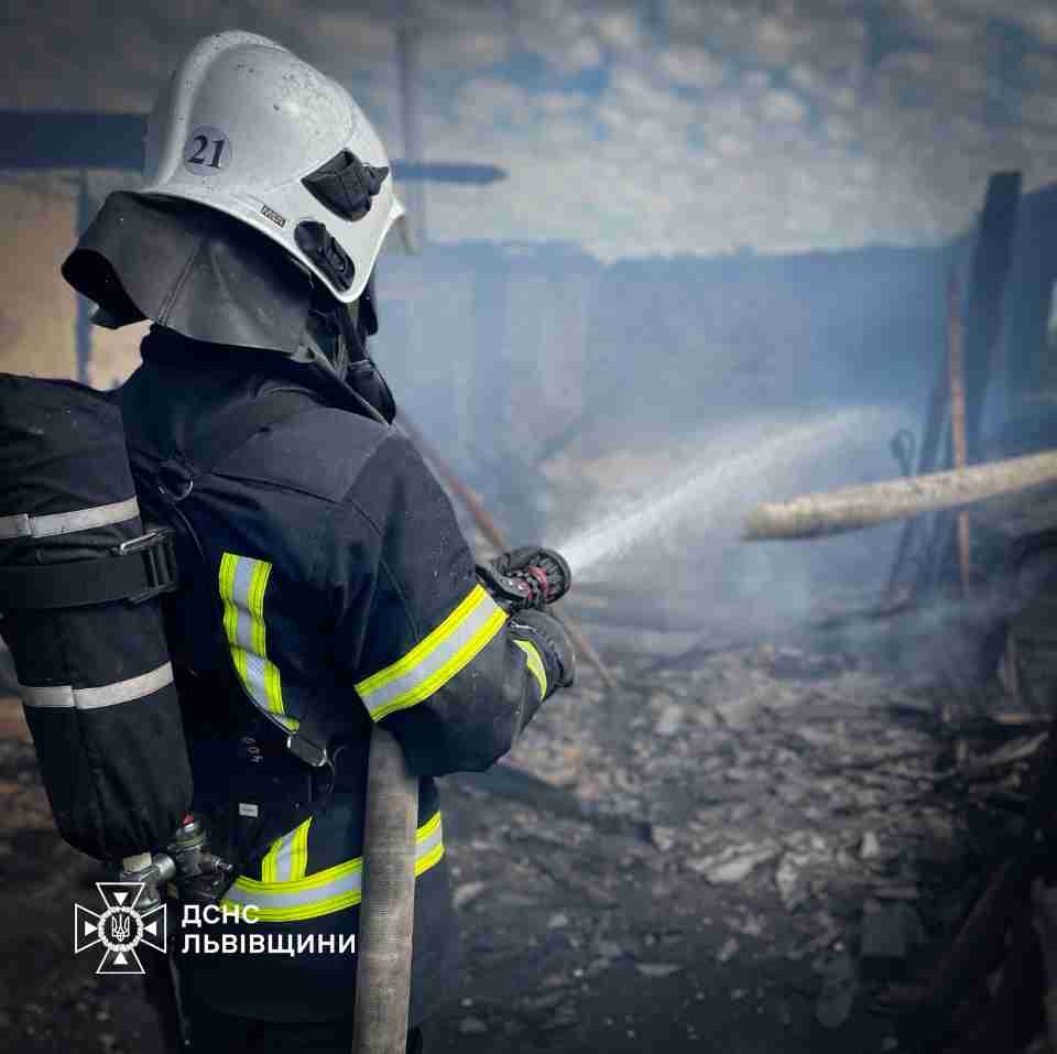 Через пожежу в будівлі на Львівщині, згоріло дві тонни зерна (ФОТО)
