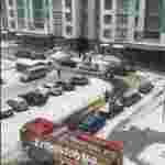 Через припарковані автомобілі рятувальники не змогли доїхати до палаючого в столичному ЖК авто (ВІДЕ, ФОТО)