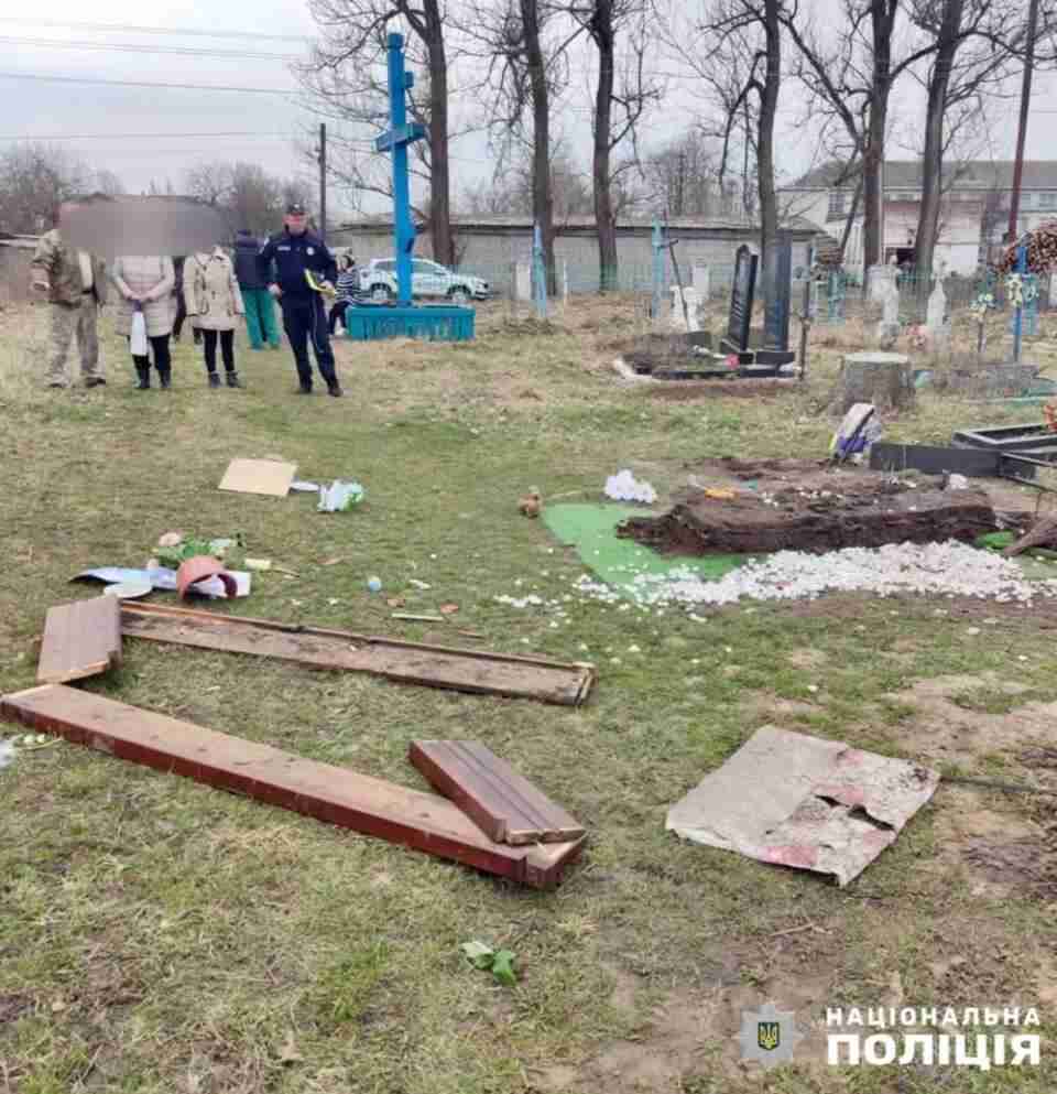 Через ревнощі: на Житомирщині чоловік скоїв наругу над могилою солдата (ФОТО)