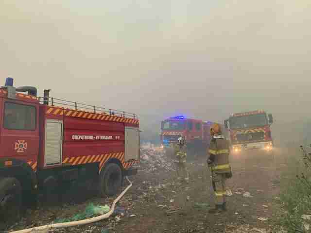 Через сильну пожежу частина міста в диму: загорілося Рівненське міське сміттєзвалище (ФОТО)