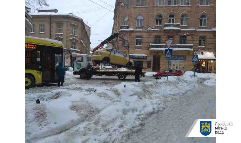 На одній з вулиць Львова евакуюють припарковані авто, змінили рух тролейбусів (фото)