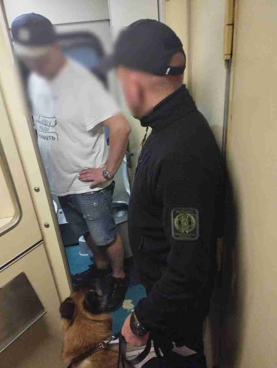 Чоловік намагався незаконно перетнути кордон у туалеті потяга (ФОТО)