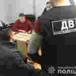 Чоловік намагався підкупити керівника слідчого відділу поліції Львівщини (фото)